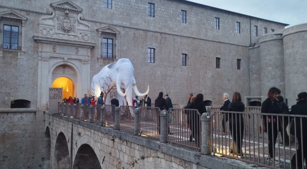 Prosegue il viaggio del mammut di cartapesta nei paesi dell’aquilano