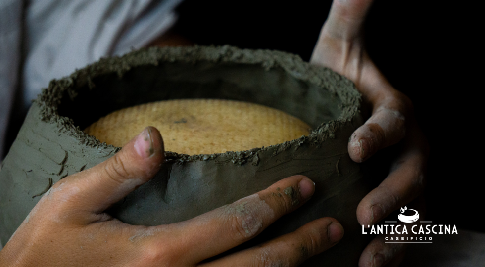 “Sei di coccio”, formaggio stagionato in terra cruda simbolo della rinascita dopo l’alluvione di Forlì