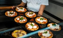 La pizzetta tonda al padellino, una storia d’amore tra Pescara e Trieste pronta a contagiare Bologna