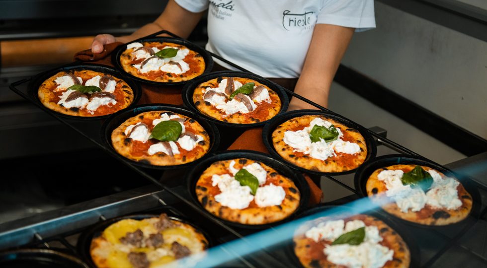 La pizzetta tonda al padellino, una storia d’amore tra Pescara e Trieste pronta a contagiare Bologna