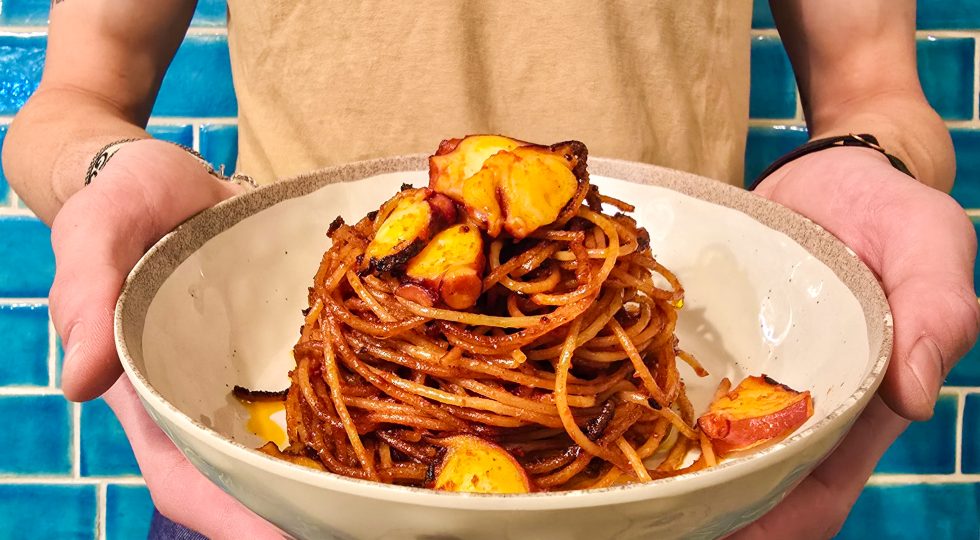 Gli spaghetti all’assassina arrivano a Bologna, nella variante “di mare” firmata dallo chef Peppe Guida