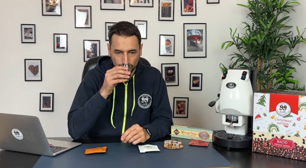 99 Caffè L’Aquila: a Natale torna Bacio Christmas edition, la miscela delle feste