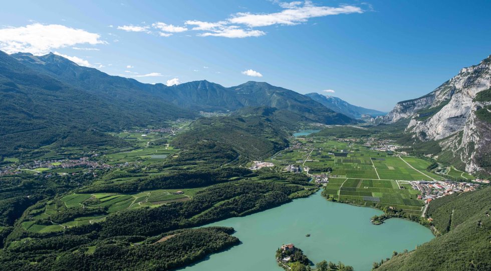 La nuova etichetta di Cavit evoca le origini della Schiava ed è pensata per i giovani