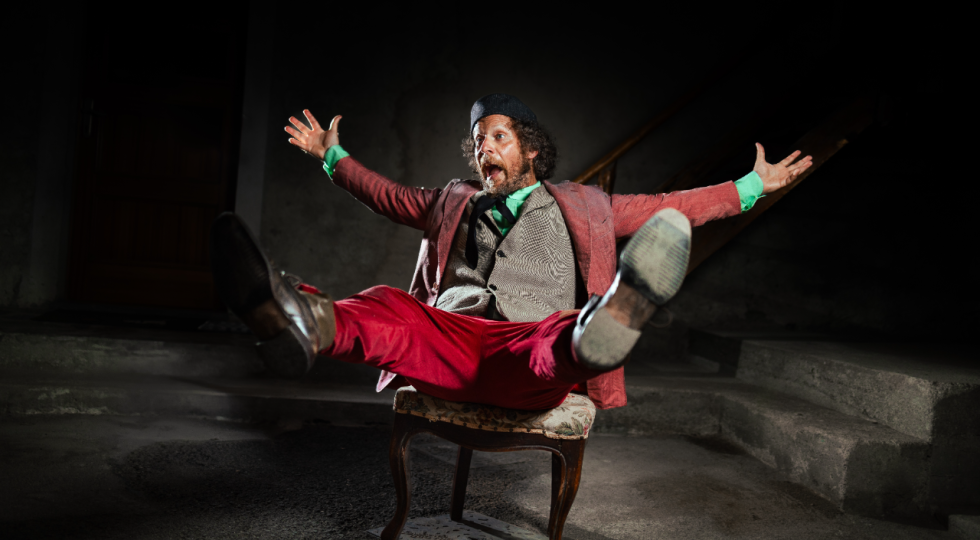 Teatro, lo spettacolo “Via dei Matti 43” di Marco Valeri in scena in Toscana
