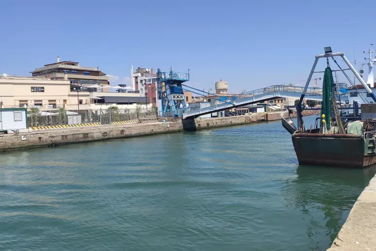 Peschereccio affonda a largo di Fiumicino, morti due pescatori