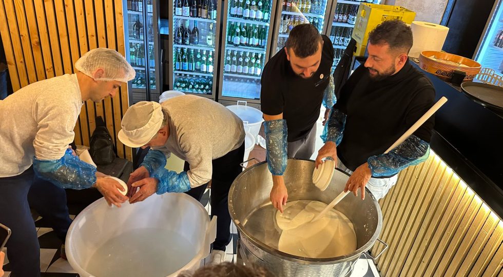 Caseificio Sant’Agata, la mozzarella di latte di bufala è cento per cento abruzzese e sta sulle pizze di Carpe Diem