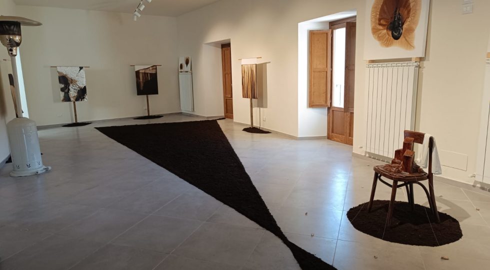 Dentro palazzo Galli a Fontecchio: arte e socialità abbraccerano presto un bistrot (per cui si cerca un gestore)