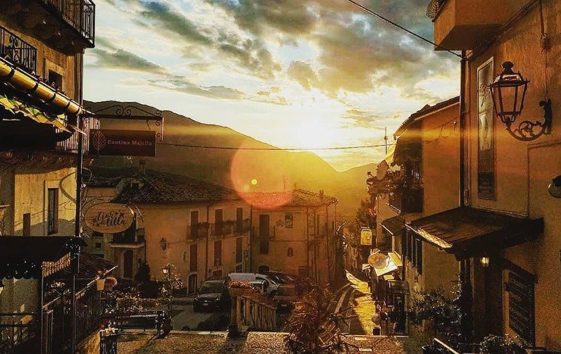 Il wine bar e gintoneria con vista sui tramonti mozzafiato tra la Maiella e il Morrone. Mattia Viola: “Uno stato mentale”