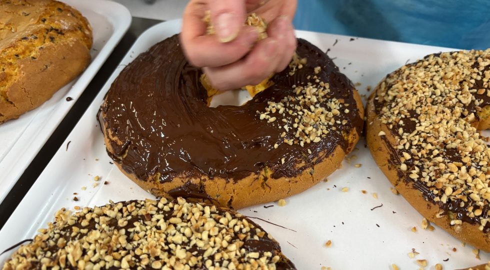 Con Dolci Aveja la ciambella di San Biagio si ricopre di cioccolato fondente e granella di nocciole