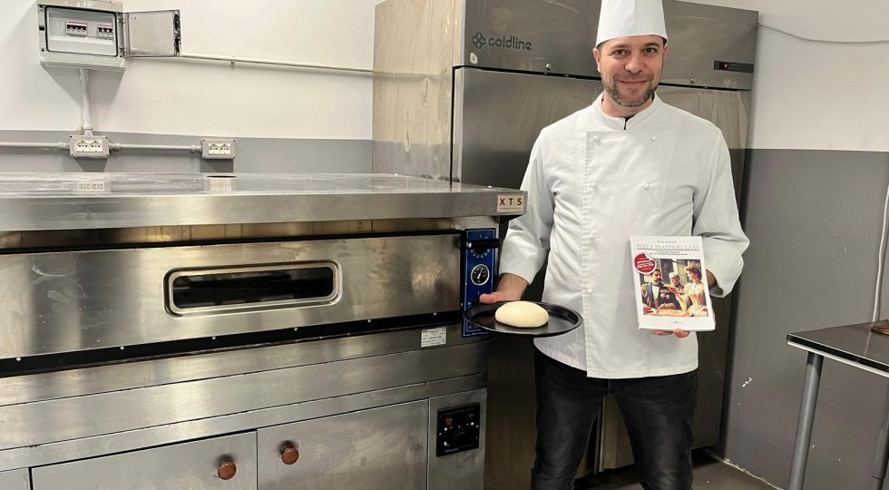 Dalla classica alla contemporanea, tutti i segreti della pizza in un manuale