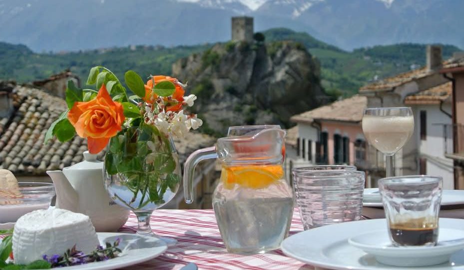 Ai piedi di uno dei castelli più belli d’Abruzzo un ristorante-galleria d’arte che per San Valentino fa innamorare