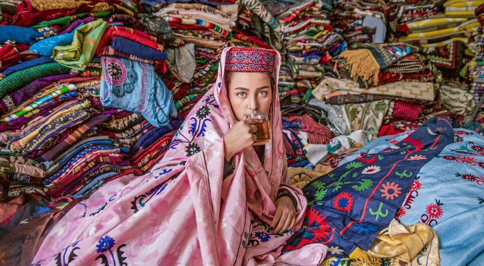 Ventitré vignaiole delle Langhe sostengono progetto fotografico che racconta la forza delle donne afghane