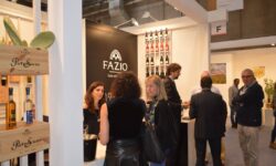 Casa vinicola Fazio e Alessandro Enriquez, moda e vino a Vinitaly 2025 con “Fabula Amoris”