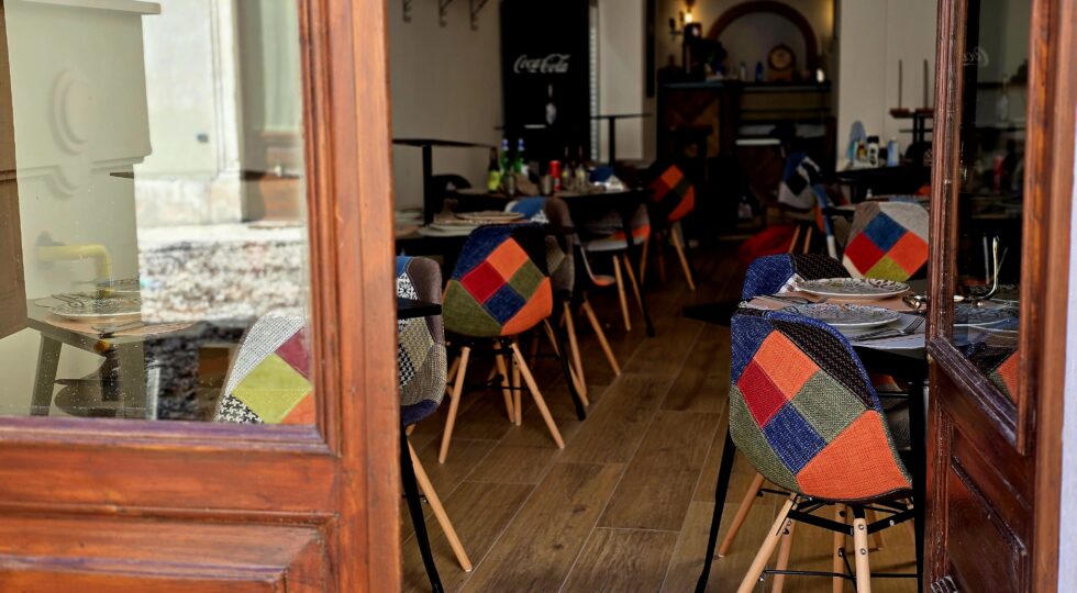 L’Aquolina, una fraschetta nel centro storico dell’Aquila. Tradizione, pesce di lago ma anche vegan nell’offerta