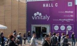 Vinitaly chiude con 97mila presenze e aumentano i buyer dagli Stati Uniti che sfidano i dazi
