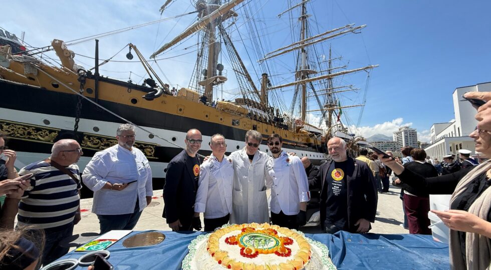 Momento di presentazione della cassata di 60 kg della Pasticceria Oscar 1965 per l'Amerigo Vespucci