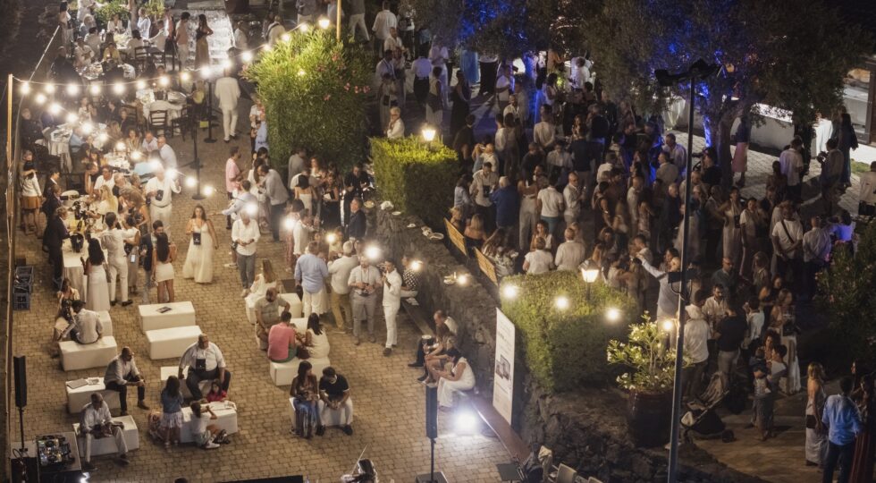 Metodo classico vista mare, da Tenute Nicosia torna “Bolle in vigna”