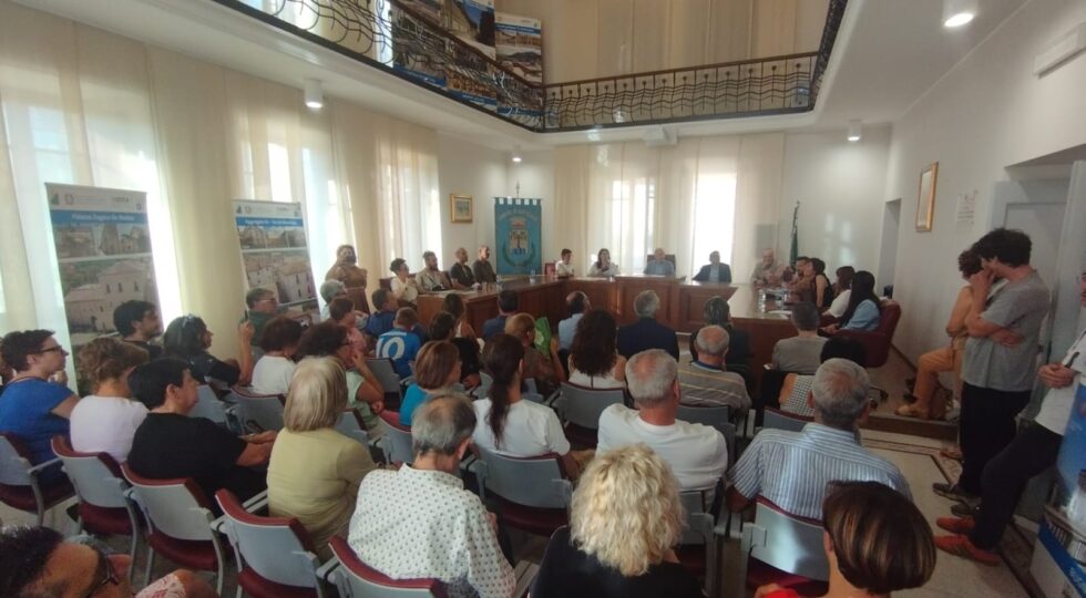 Undici artisti internazionali nei comuni dell’Aquilano, arte rigenerazione e comunità contro lo spopolamento