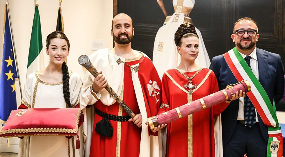 Perdonanza Celestiniana, i figuranti principali del Corteo della Bolla si passano le consegne