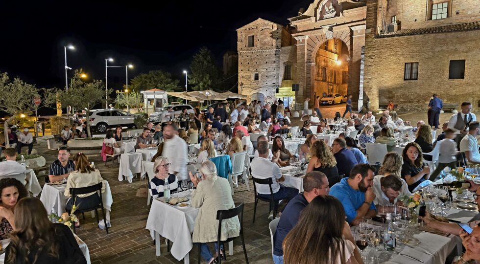 A Penne torna la serata “Papille”, vignaioli e produttori in una cena in piazza