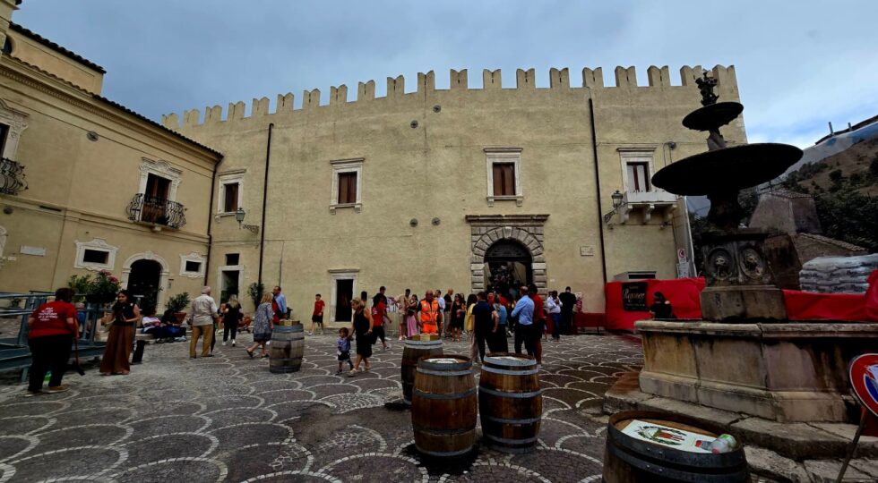 A Bussi torna “Enotirino”, 70 cantine abruzzesi e tipicità locali nel castello restaurato