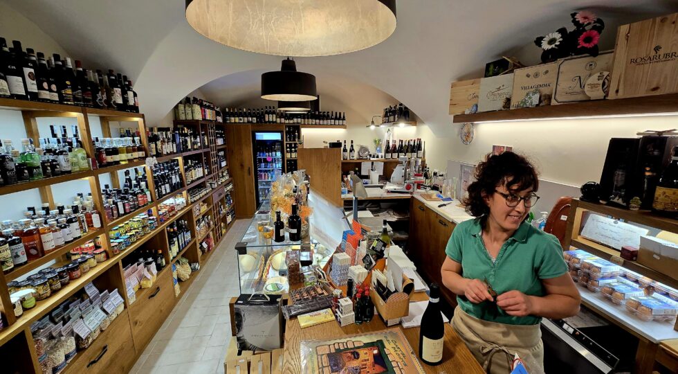 Castel del Monte, riapre la macelleria dei nonni e la trasforma in una bottega che fa aperitivi coi prodotti agricoli