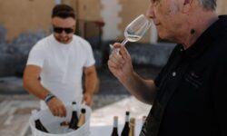 Torna Etna Wine Forum, a Biancavilla degustazioni, masterclass, show cooking, talk e banchi d’assaggio