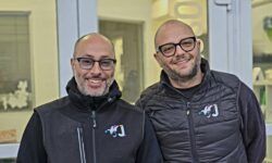 Ecco perché l’insegna non tramonterà mai nonostante i social e il digitale. Parola agli esperti