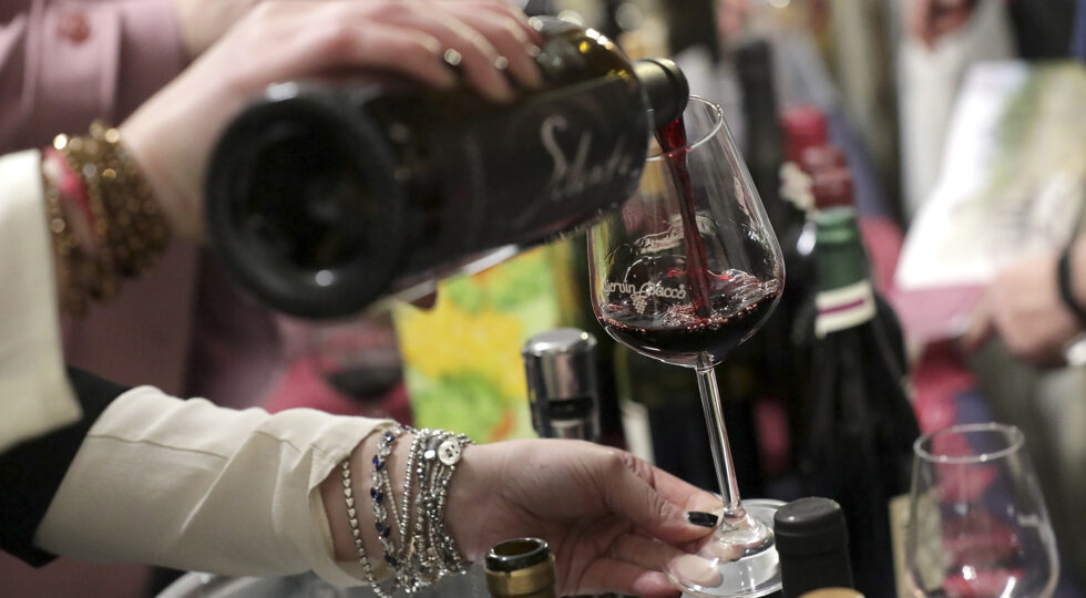 Scendono le vendite del vino nei supermercati anche se il valore tiene
