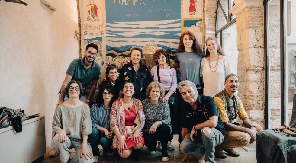 Un arazzo, un docufilm e impronte collettive. Così i paesi dell’Aquilano rivivono col progetto artistico “Arca”