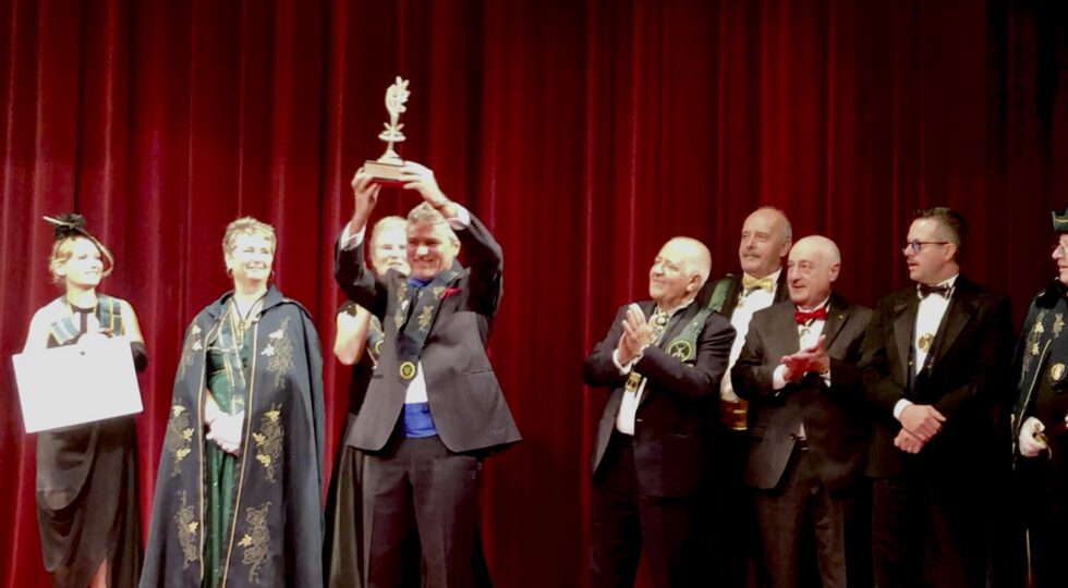 Champagne: Confrerie du Sabre d’Or, a Edi Della Sala il titolo di miglior ambasciatore del mondo