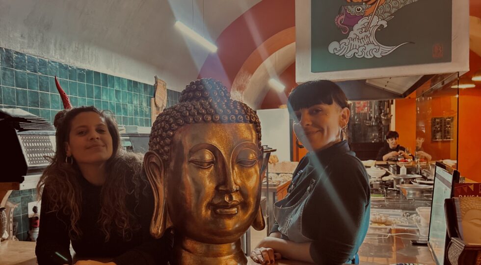 Bajos, profumo di mare e oriente nei Campi Flegrei. Il ristorante aperto da una coppia di giramondo