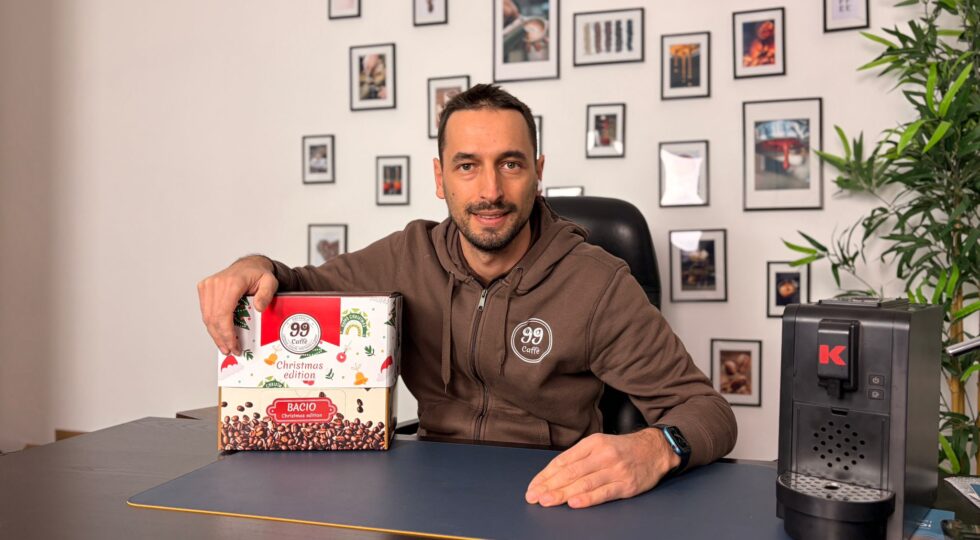 Bacio Christmas Edition, torna l’edizione limitata di 99 Caffè, con il bicchiere professionale
