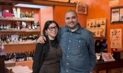 Giovanissimo cuoco rivoluziona la cucina di una storica trattoria ai piedi del Gran Sasso tra kamado, vegetali e rocher di pecora