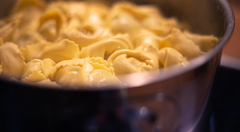 Bologna e Ferrara tornano protagoniste del derby natalizio dei tortellini contro i cappelletti