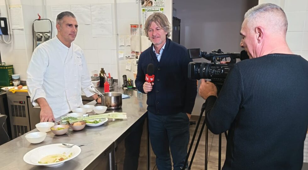 Il brodo con il cappone, chef William Zonfa prepara il piatto delle feste su Tg2 Italia Europa
