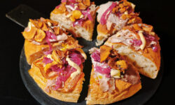 World Pizza Day 2026: Carpe Diem presenta il padellino “Porchetta in Tour”