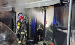 A fuoco la pizzeria di Raffaele Bonetta a Napoli, “vittima” dei fuochi d’artificio