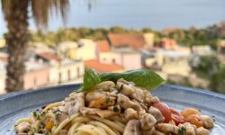 Aquadelferro, ad Acireale il ristorante-pizzeria dove la vista mare vale da sola la tappa