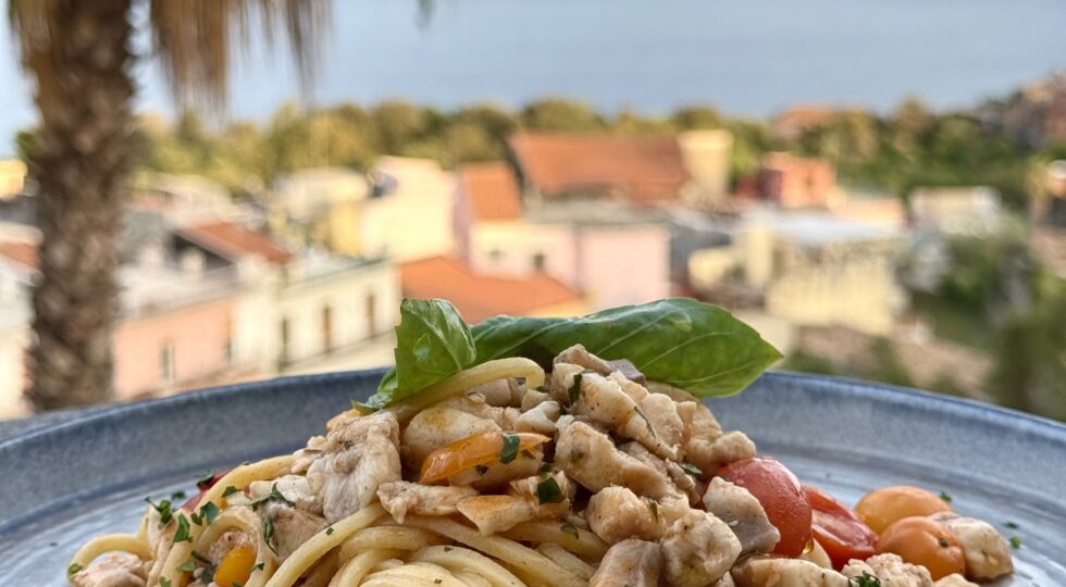 Aquadelferro, ad Acireale il ristorante-pizzeria dove la vista mare vale da sola la tappa