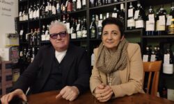 Franco Gasbarro, il direttore di alberghi di lusso che narra storie di vino. La moglie: "Un rito, vengono per ascoltare"