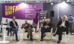 Il dialogo tra il cardinale Zuppi e Carlo Petrini alla Slow Wine Fair: il vino come responsabilità sociale e comunità di destino