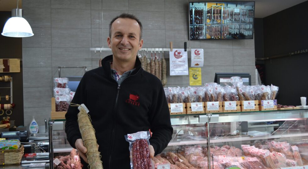 Luiset, nell’astigiano la macelleria “de garage” dall’allevamento al banco: “Ecco come riconoscere un vero salume artigianale”