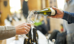 Vino in Italia, gli uomini bevono il doppio delle donne e i giovani preferiscono il bianco
