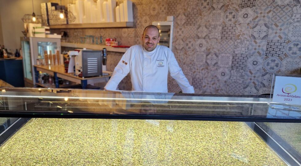 120 chili di tiramisù gelato al limone per il weekend della Festa della mamma a L’Oasi, la gelateria artistica sul mare di Ortona