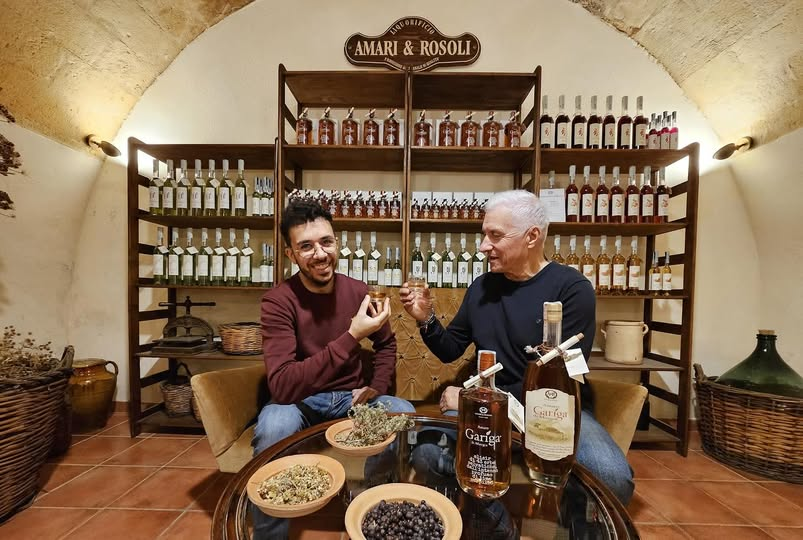 “Custodiamo in bottiglia la Murgia selvaggia e odorosa”. A Gravina padre e figlio lavorano botaniche primaverili dal gusto unico