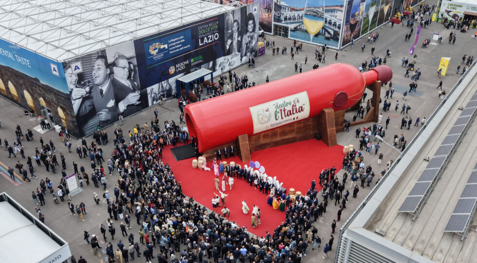 Vinitaly in archivio con 90mila presenze. Il mercato del vino guarda a Cina, Brasile e Australia