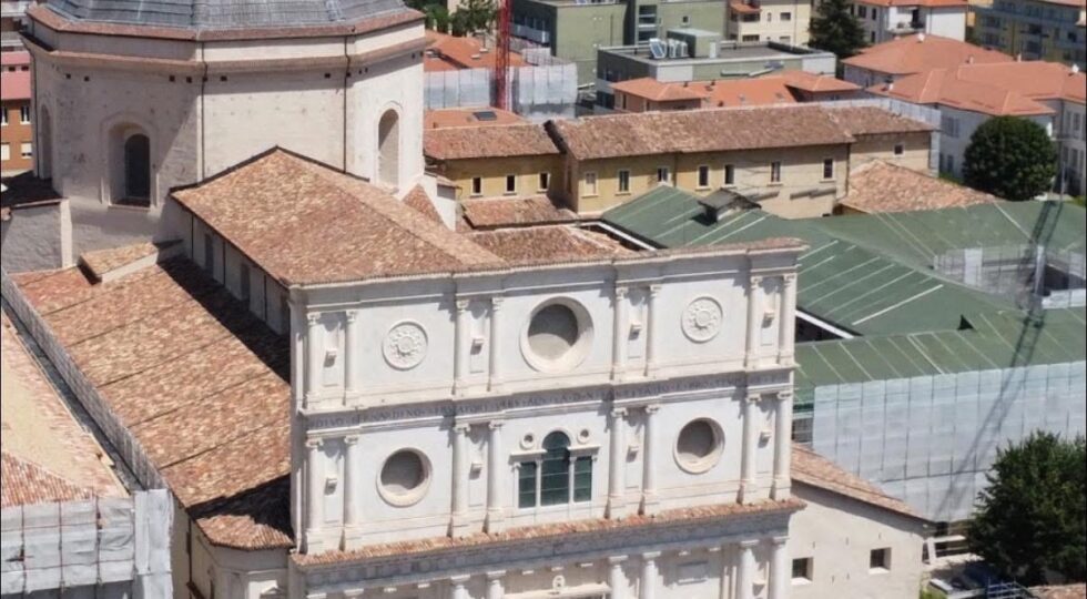 “Tre Santi una luce”: la Basilica di San Bernardino in notturna con la teatralizzata di WelcomeAq