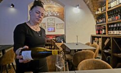 "Alla mescita anche bottiglie da cento euro". A Vasto c'è un'enoteca da cui prendere esempio