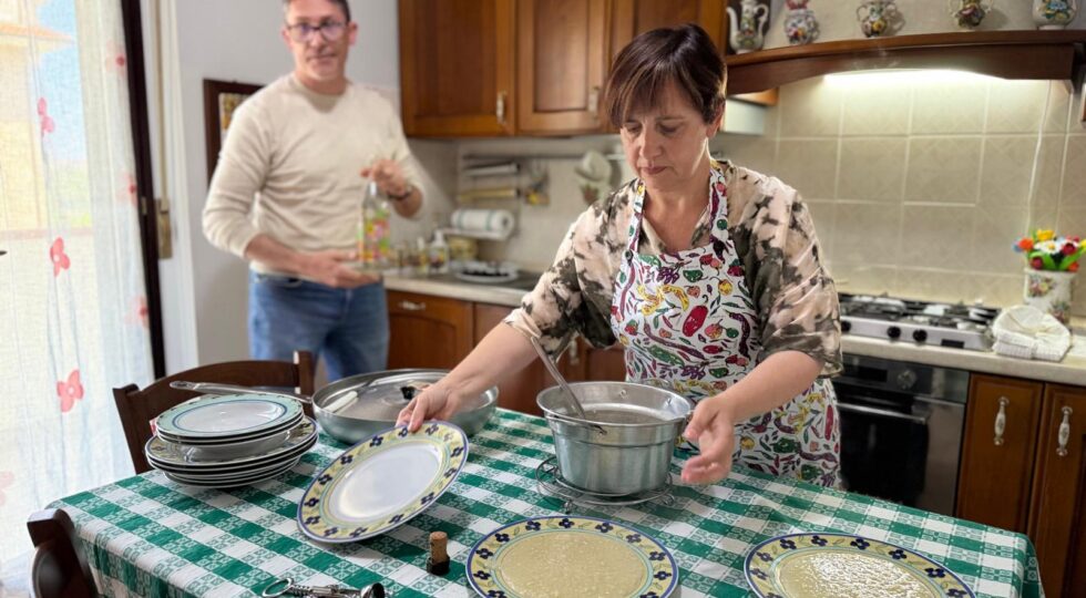 “Prima che tutto venga dimenticato”: Concetta in Cucina raccoglie le testimonianze degli anziani e racconta l’Abruzzo di una volta